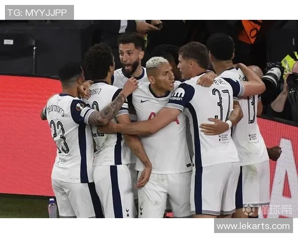 曼联客场大胜热刺，升至英超第四，引领欧冠区域